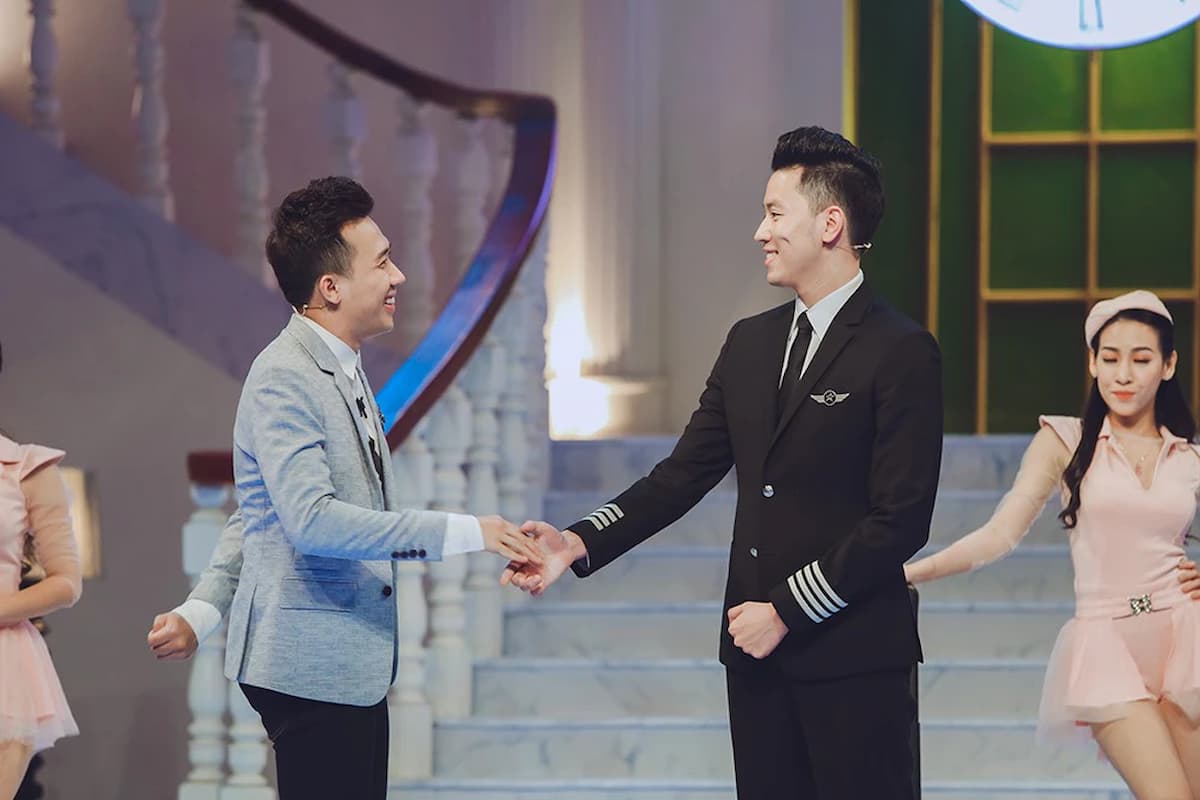 mơ thấy người nổi tiếng đánh con gì? 2 mơ thấy bắt tay với người nổi tiếng